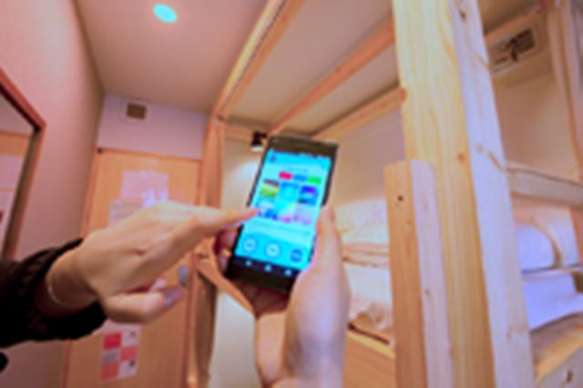 アプリひとつでいろんな家電を操作し放題! 連日満室のホステルでIoT体験!