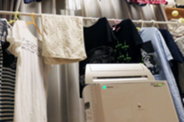 部屋干しを1年中カラッと乾かしたいなら、やっぱりハイブリッド式の衣類乾燥除湿機!