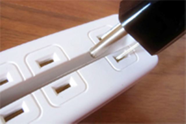 これで安心♪ ほこりが原因の火災を予防する“穴あき”電源タップ