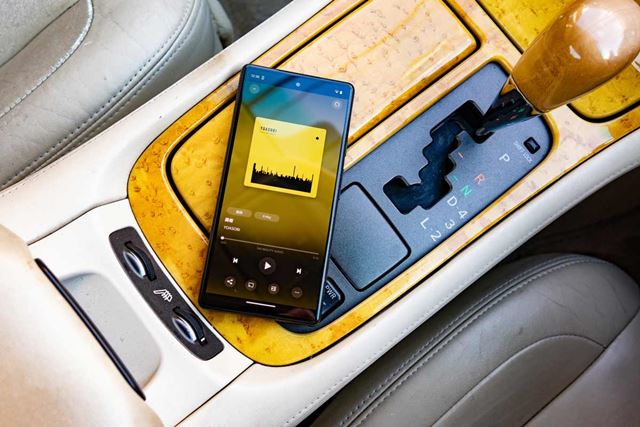 �ԂŃX�}�z�̉��y���g��y�Ɂh����4�̕��@�I �C�C���Ńh���C�u����R�c