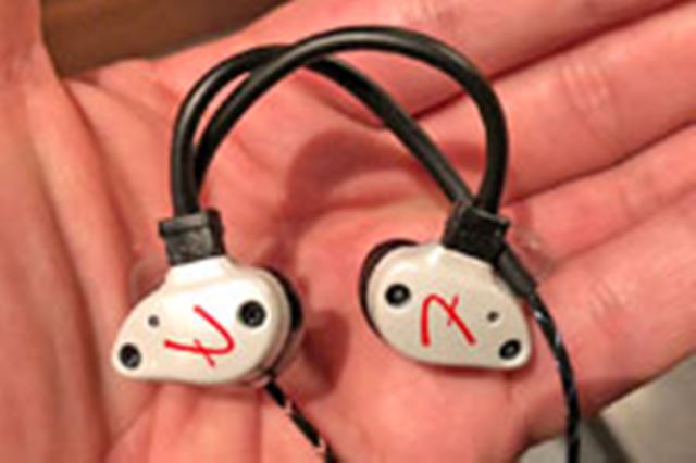 ���Џ���Bluetooth�Ή����f�����I Fender�̍ŐV�C���z���uPURESONIC�v�𒮂��Ă���