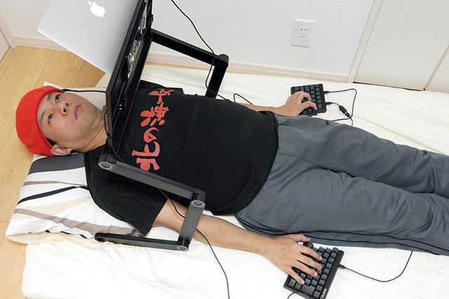 寝たままパソコン作業がしたい…その夢、分離式キーボードとPC台で実現!