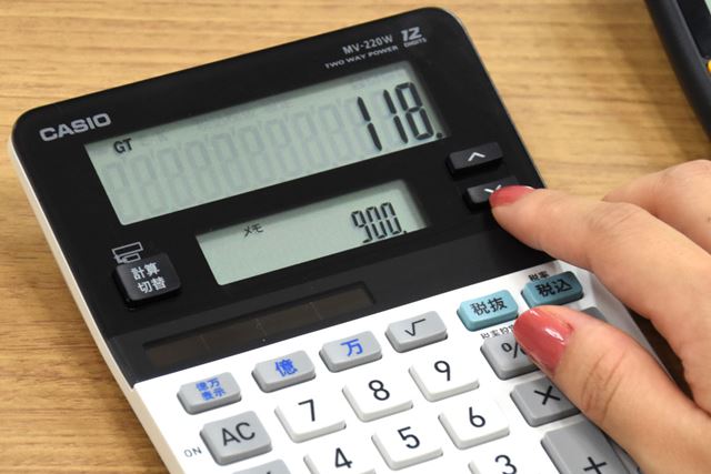 芸達者なカシオの「電卓」大集合! 2画面、丸洗い、余り計算!