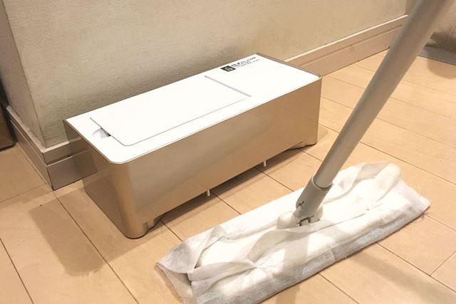 掃除機いらず!? フロアワイパーで集めたゴミは“電気ちりとり”で回収!