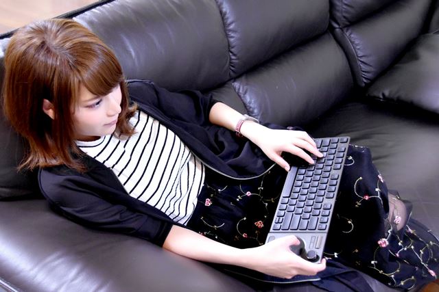 ぐうたらゲーマーの新定番? 寝そべって遊べる、ジョイスティック付きワイヤレスキーボード