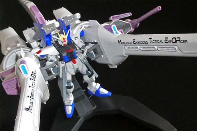 全長85cm! 「HGミーティア+フリーダムガンダム」がデカカッコイイ!