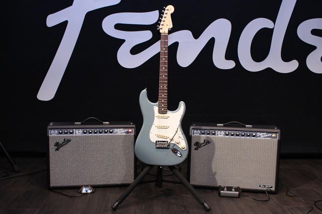 ���S�Č��c�I Fender�̖��@�g�f�����o�h�ƐV�^�uTone Master Deluxe Reverb�v��O���r