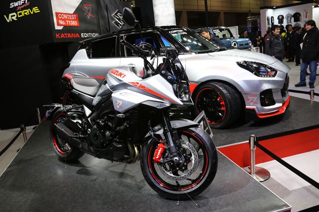 手前のバイクが、2019年に発売されたスズキ 新型「カタナ」