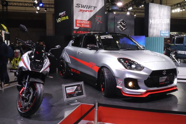 スズキ「スイフトスポーツ カタナエディション」（右）とスズキ 新型「カタナ」（左）