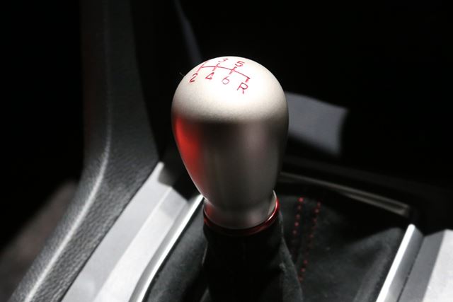 新型「シビックタイプR」でティアドロップ型へ変更されたシフトノブ