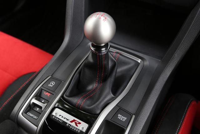 比較参考として、「シビックタイプR」2017年モデル発売時に採用されていた丸型のシフトノブ