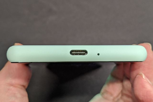 ボディ下面にはUSB Type-Cポートを備える