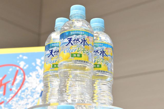 「サントリー天然水 Clearレモン」（540mlペットボトル）のメーカー希望小売価格は144円（税込）