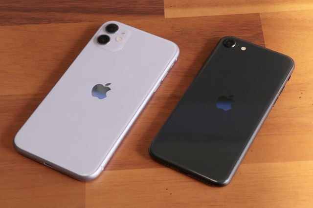 左のiPhone 11は広角と超広角のデュアルカメラを搭載。右の第2世代iPhone SEは広角のシングルカメラ