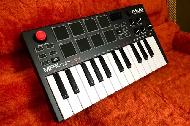 AKAIキーボード MPK mini Play 美品 AKAI MPK mini plus | ポリフォニック・64ステップ