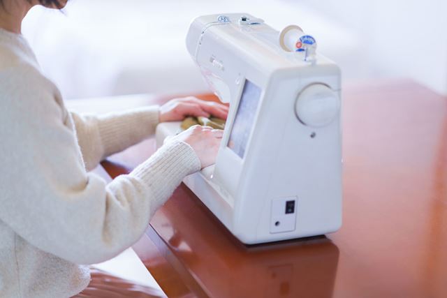 シンガー 電動ミシン フットコントローラー付き SN55e ホワイト シンガー 電動ミシン フットコントローラー付き SN55e 数量限定