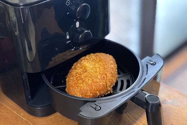 冷えたカレーパンが激ウマに! 「七千円切りノンオイルフライヤー」の実力に驚愕