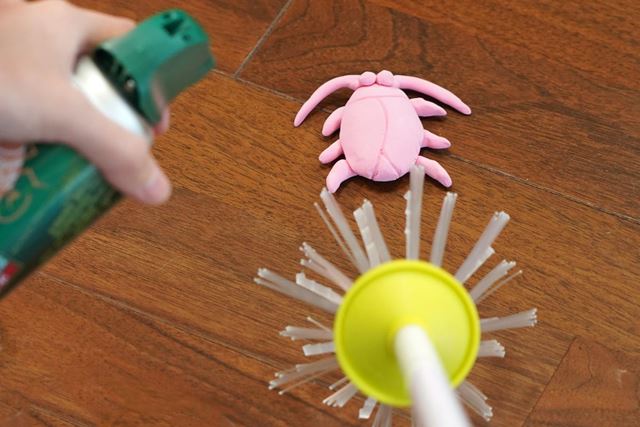 虫嫌いが考案! 絶対に触らずに“G”を退治する方法