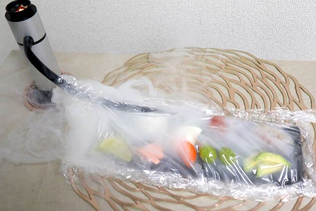 食材に熱を加えず燻製が完成! 「フードスモーカー」がなかなかスゴい