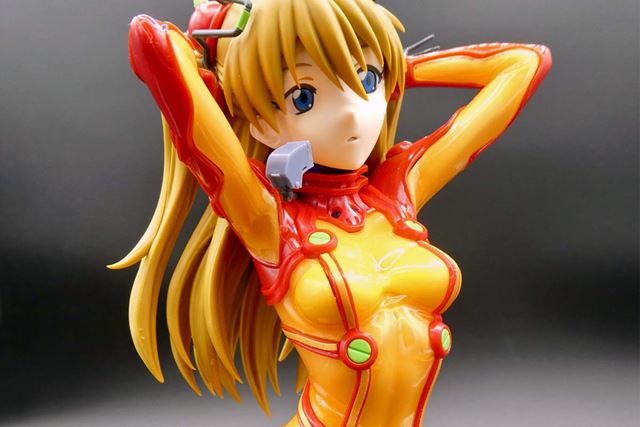 素組みでこのクオリティ! アスカのプラグスーツ姿を“プラモデル”で完全再現