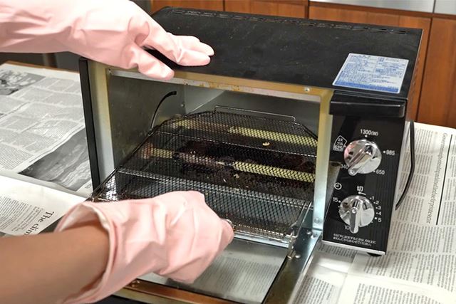 コゲは“削る”べし! トースターをなるべくラクに掃除する方法