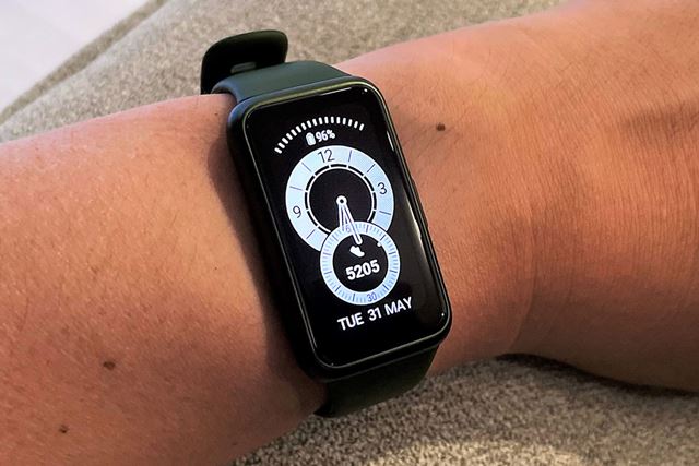 �o���h�^�ŋ����f���uHUAWEI Band 7�v���r���[�B�������A�@�\���̃��x�����i�Ⴂ�I 