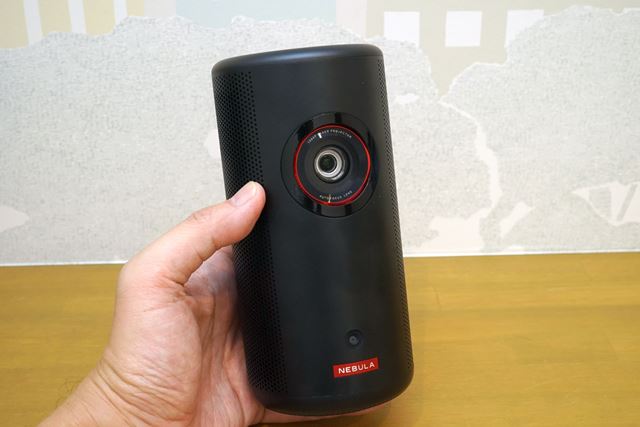 ボトル型デザインのまま輝度アップ! Ankerのモバイルレーザープロジェクター「Nebula Capsule 3 Laser」の実力は?