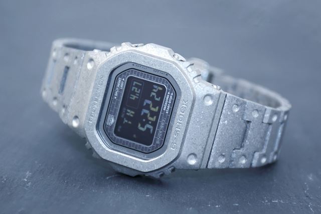 40���NG-SHOCK�̐V�����I ��L�ȕ\���������Č������X�e�����X�����̗p