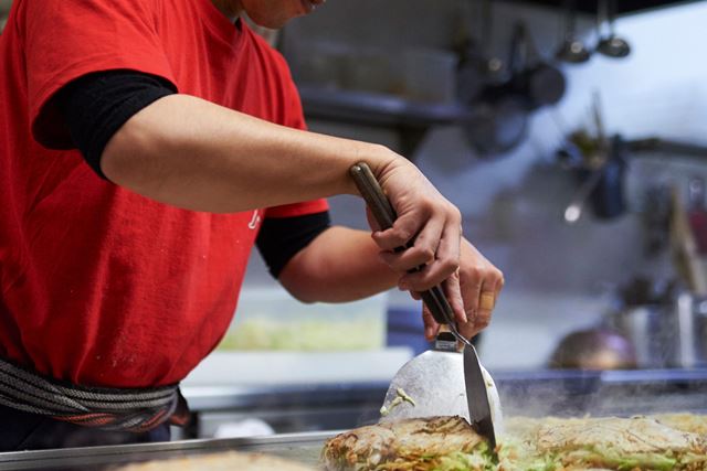 もんじゃ&お好み焼き&焼き鳥店……“油汚れ”キツイ系飲食店はどうやって掃除しているの?