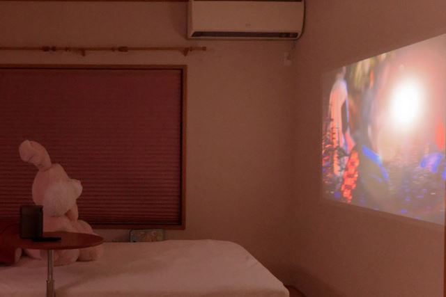 天井投写の留意点は? 寝室/ワンルーム向けプロジェクターの選び方と使い方