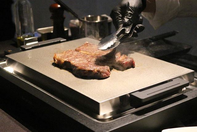 まるで鉄板焼き！ 6.6mm厚のプレートで焼く「BALMUDA The Plate Pro」は調理するのも食べるのも楽しい