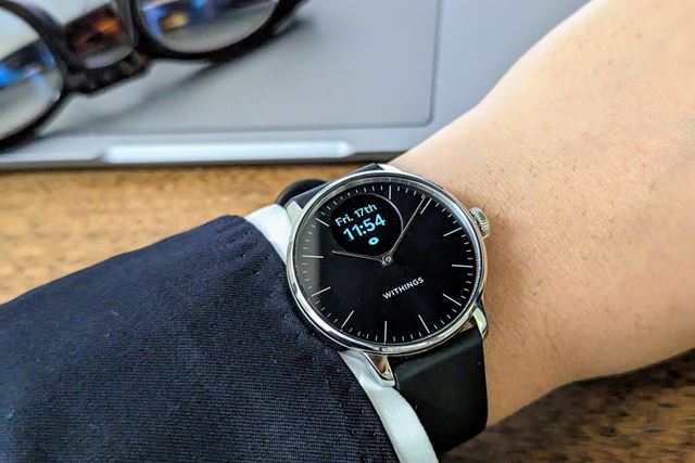 スーツが似合うおしゃれ顔! フランス発のハイブリッドスマートウォッチ