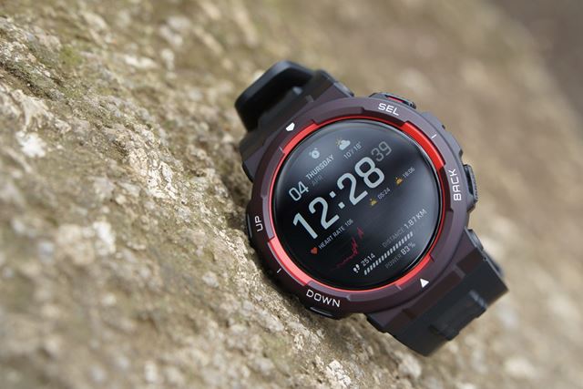 �^�t�l�X�݌v��2���~�؂�I �uAmazfit Active Edge�v�̓X�g���[�g����A�E�g�h�A�܂ŃC�P��