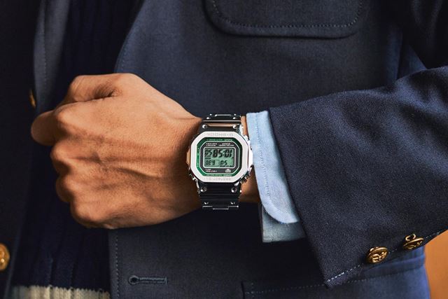 これぞ“アメトラG-SHOCK”! 緑に色づいたフルメタルがトレンドの紺ブレに似合うワケ