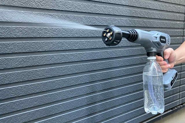 風呂場の黒ずみがピカピカに! ズボラさんも大歓喜するコードレス高圧洗浄機が便利すぎる件