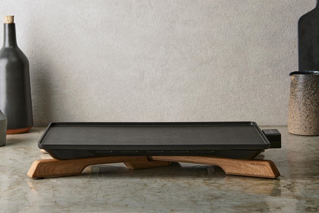 �ؖڒ���X�^�̋r�����I�B�J�W���A���ɐH����ʂ锖�^�z�b�g�v���[�g