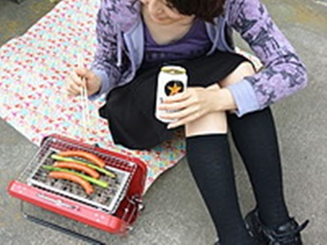 1人でジュウジュウ♪ 「オヒトリサマBBQグリル」で“ぼっちBBQ”やってみた!