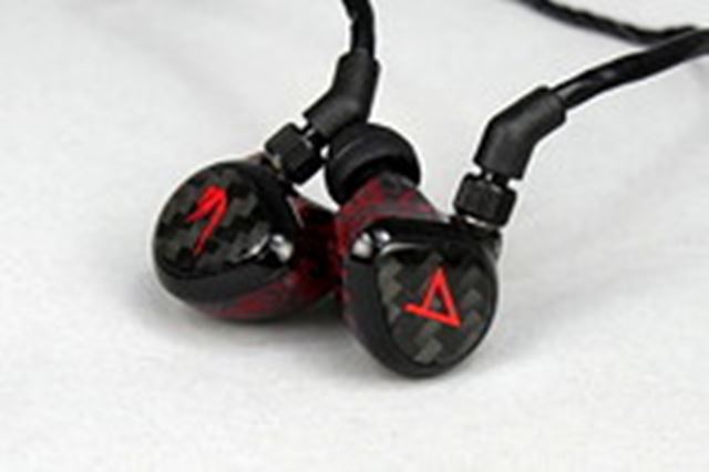 �X�^�W�I���t�@�����X�p�C���z���̃X�^���_�[�h���f���uAngie�v���r���[