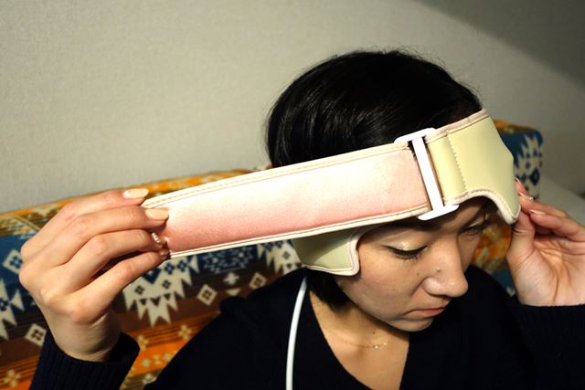 うなじとこめかみのツボ押しで目の疲れをとるエクリア アイフレッシュ