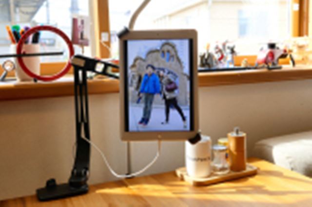 リビングのムードが変わる! バッファロー「おもいでばこ」で家族写真はもっと楽しく、もっと便利に