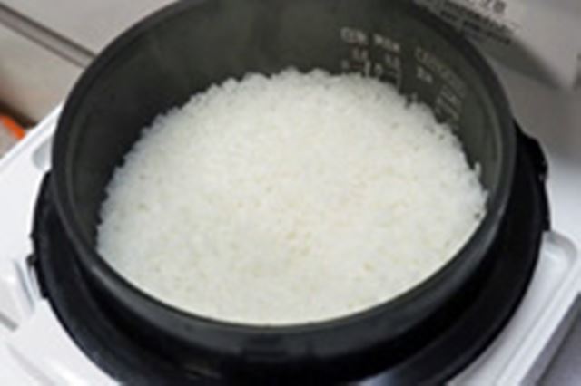 羽釜と真空で炊きあげる東芝「かまど本羽釜 RC-10ZWH」のウマさに迫る!