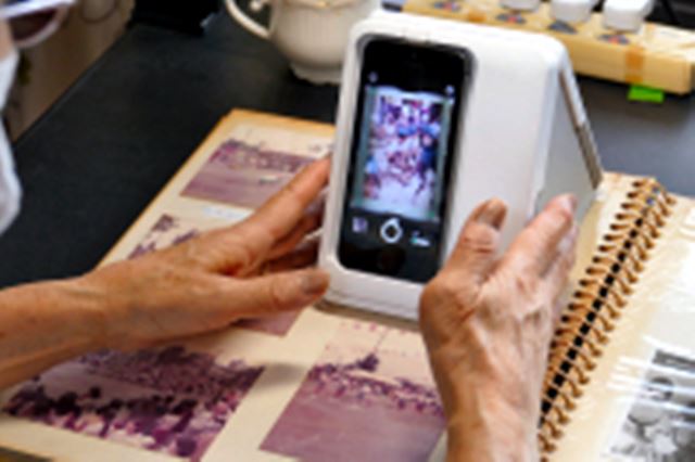 【送料込】写真スキャナ Omoidori PD-AS01(フォトプレッサー付) Omoidori 「PD-AS01」 iPhoneアルバムスキャナーの通販 by