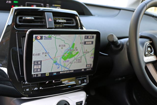 �J���҃C���^�r���[���������猩�����g�f�B�X�v���C�������Ă�h�J�[�i�r�u�X�g���[�_ CN-F1D�v�̖���