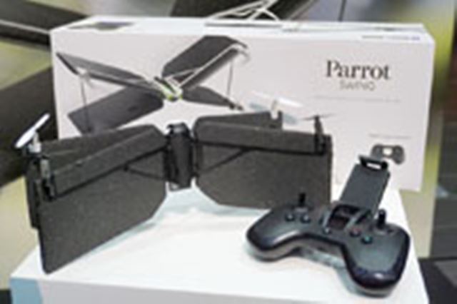 Parrotが新ミニドローンを発表! 物をつかめる「Mambo」とX翼の「Swing」