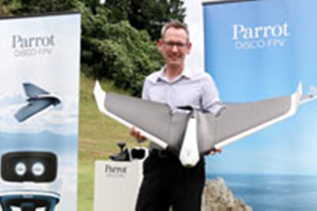 �t���X�r�[�̂悤�ɓ����ė����B�Œ藃�^�h���[���uParrot Disco�v��̌����Ă����I