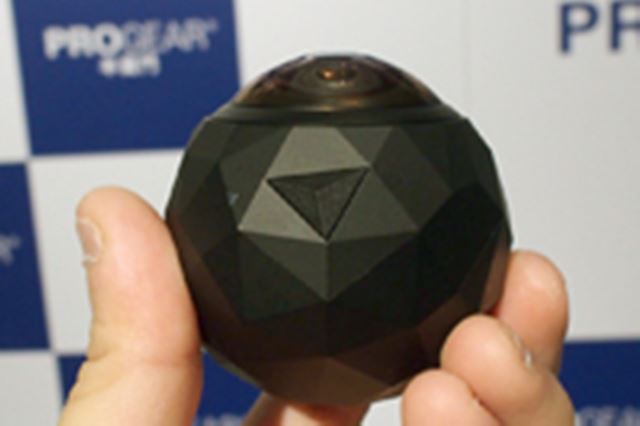 �܂�ŃS���t�{�[���݂�����360°�J�����u360fly�v�����{�㗤�I