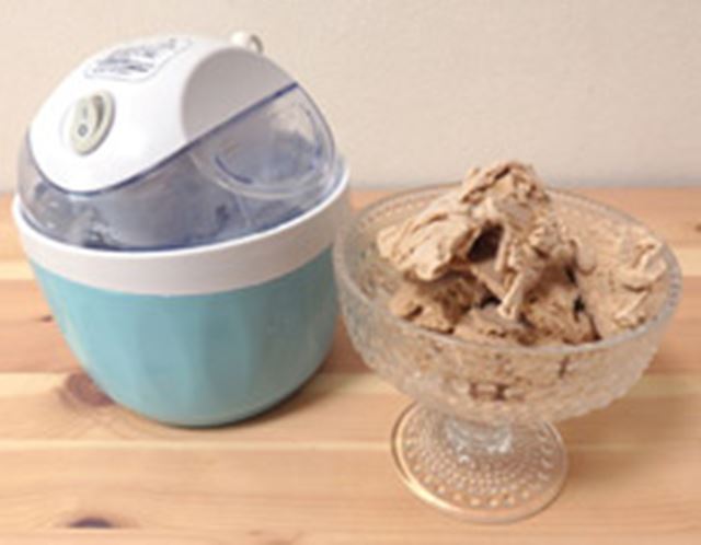 材料を入れて待つだけ! 本格アイスが作れるマシン