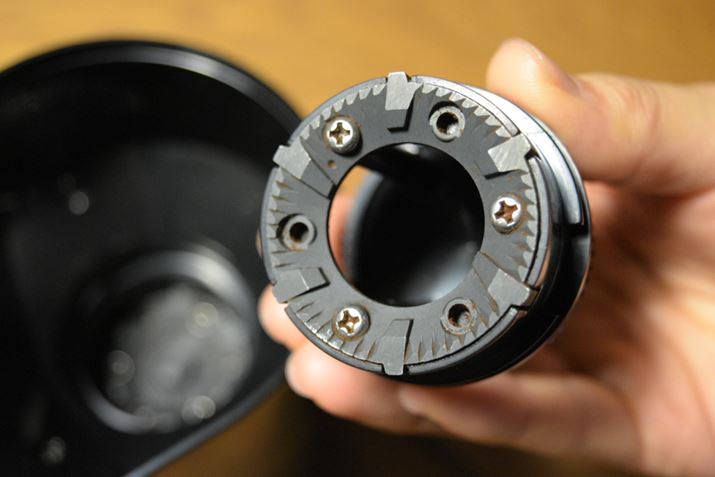 P̃~㉺łݍ킹āAׂ悤ɓ𕲍ӂ