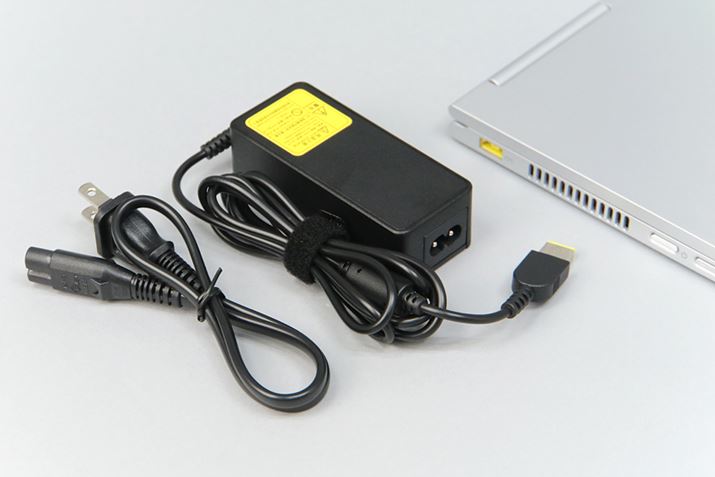 AC�A�_�v�^�[�̏d�ʂ͖�192g�B�{�̂Ƃ�������Ɏ��������Ă��A�g�[�^���̏d�ʂ�1kg�ȉ���