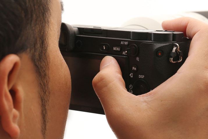 6500̓^b`plɑΉBt@C_[`Ȃw̑ŃtH[JXʒuړ邱Ƃł